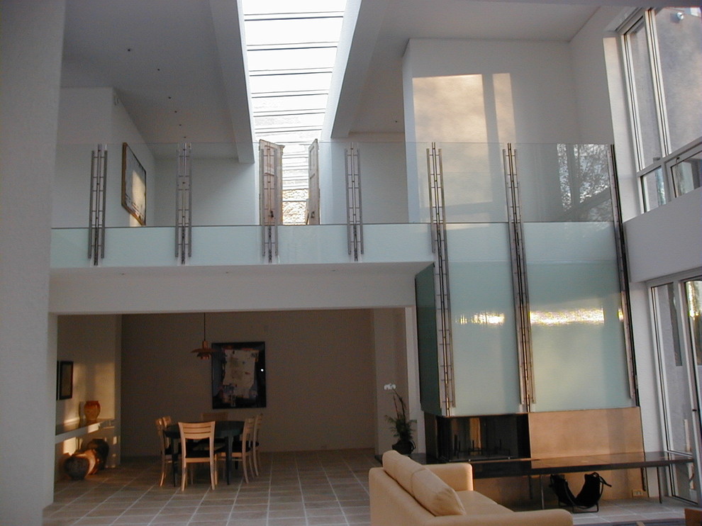 Foto di un soggiorno aperto con pareti bianche, pavimento con piastrelle in ceramica e pavimento beige