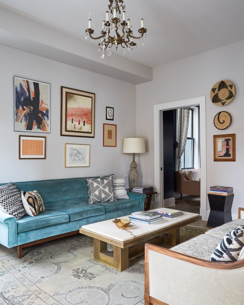 Abgetrenntes Eklektisches Wohnzimmer mit grauer Wandfarbe, braunem Holzboden und braunem Boden in Chicago