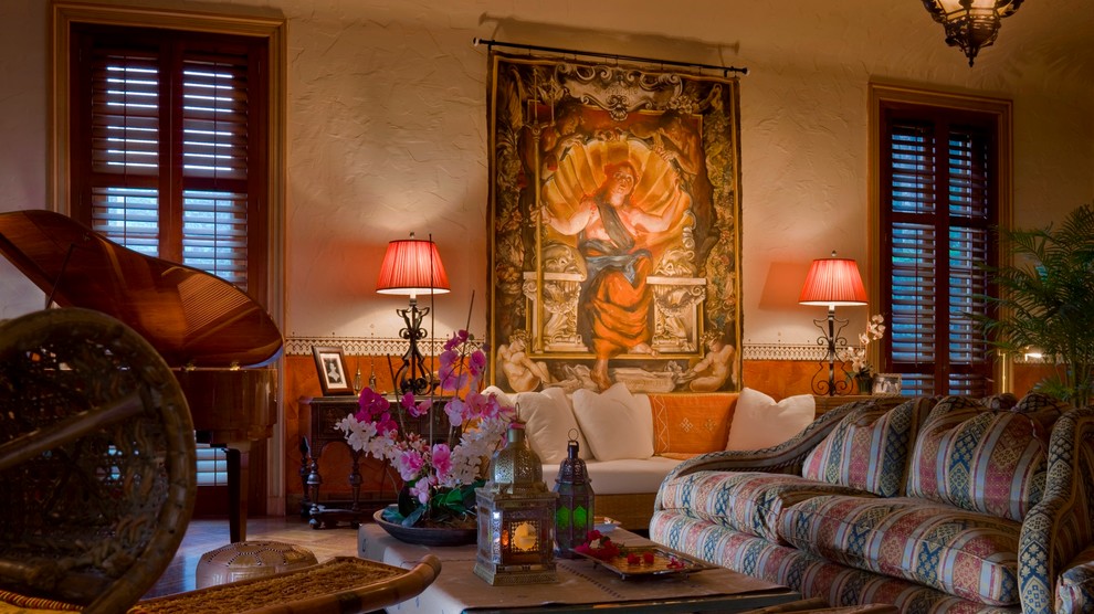 Immagine di un grande soggiorno mediterraneo aperto con sala formale, pareti bianche e pavimento in legno massello medio