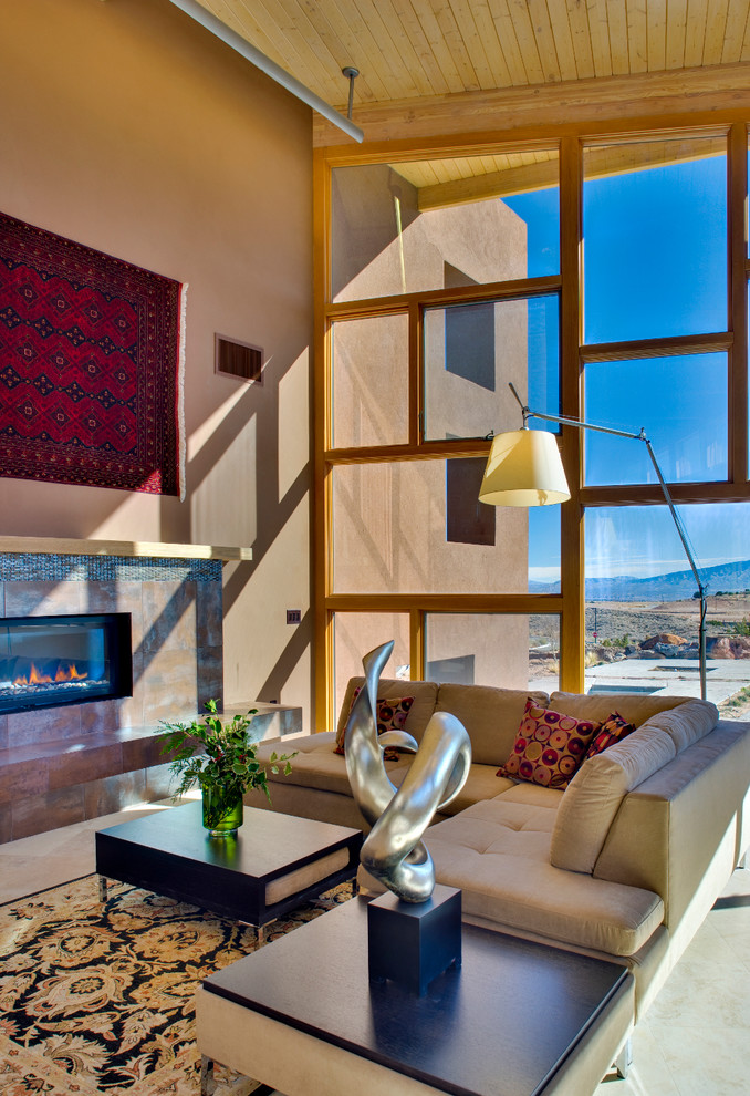 Источник вдохновения для домашнего уюта: большая открытая гостиная комната в современном стиле с бежевыми стенами, горизонтальным камином и фасадом камина из металла