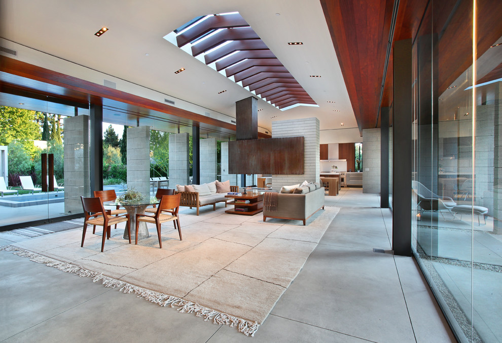 Modernes Wohnzimmer mit Betonboden in Orange County