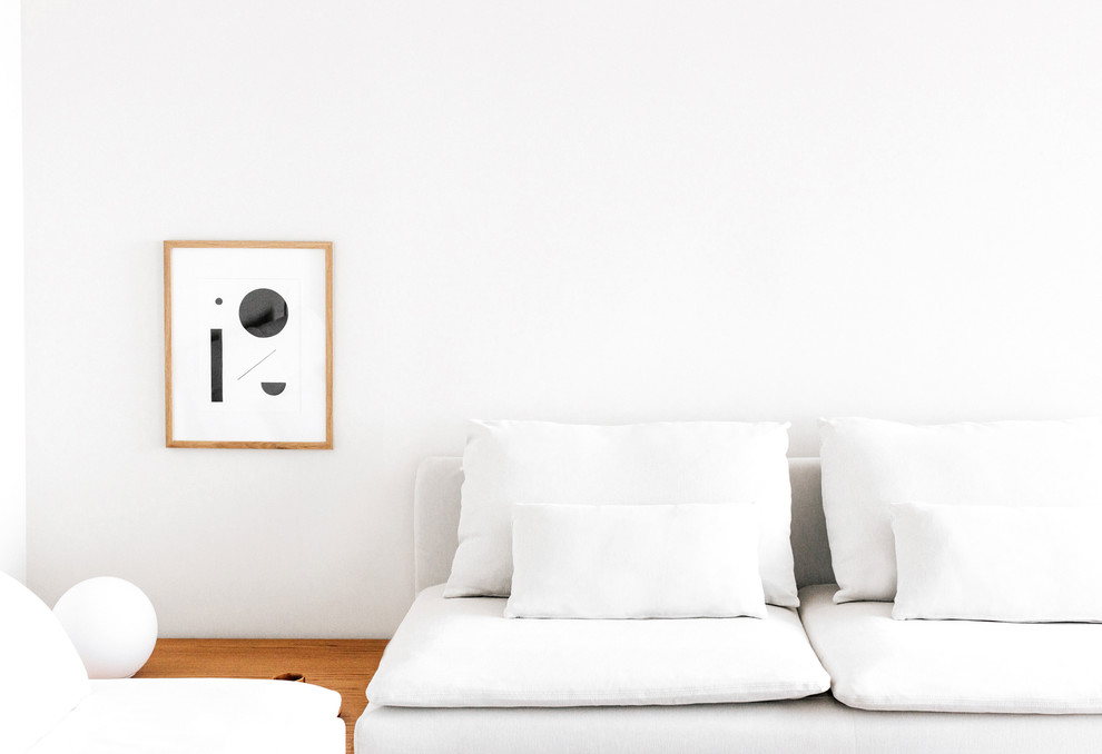 Imagen de salón cerrado contemporáneo de tamaño medio sin chimenea y televisor con paredes blancas, suelo de madera en tonos medios y suelo beige