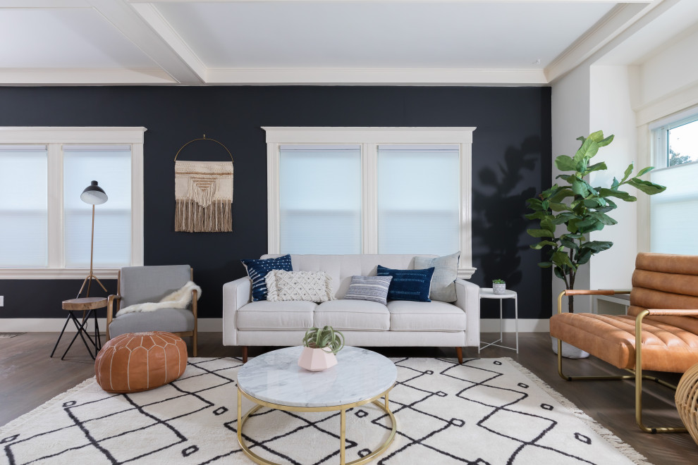 Offenes Modernes Wohnzimmer mit schwarzer Wandfarbe, dunklem Holzboden und braunem Boden in San Francisco
