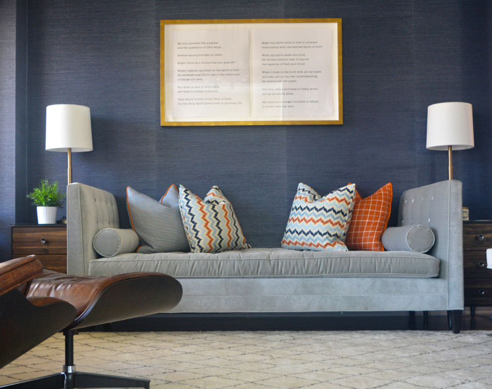 Foto di un soggiorno moderno di medie dimensioni e aperto con angolo bar, pareti blu, parquet scuro e TV a parete