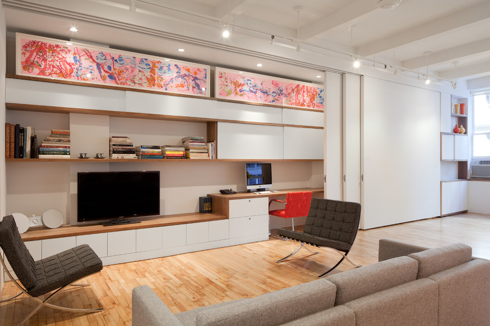 Mittelgroßes Modernes Wohnzimmer ohne Kamin mit weißer Wandfarbe und verstecktem TV in New York