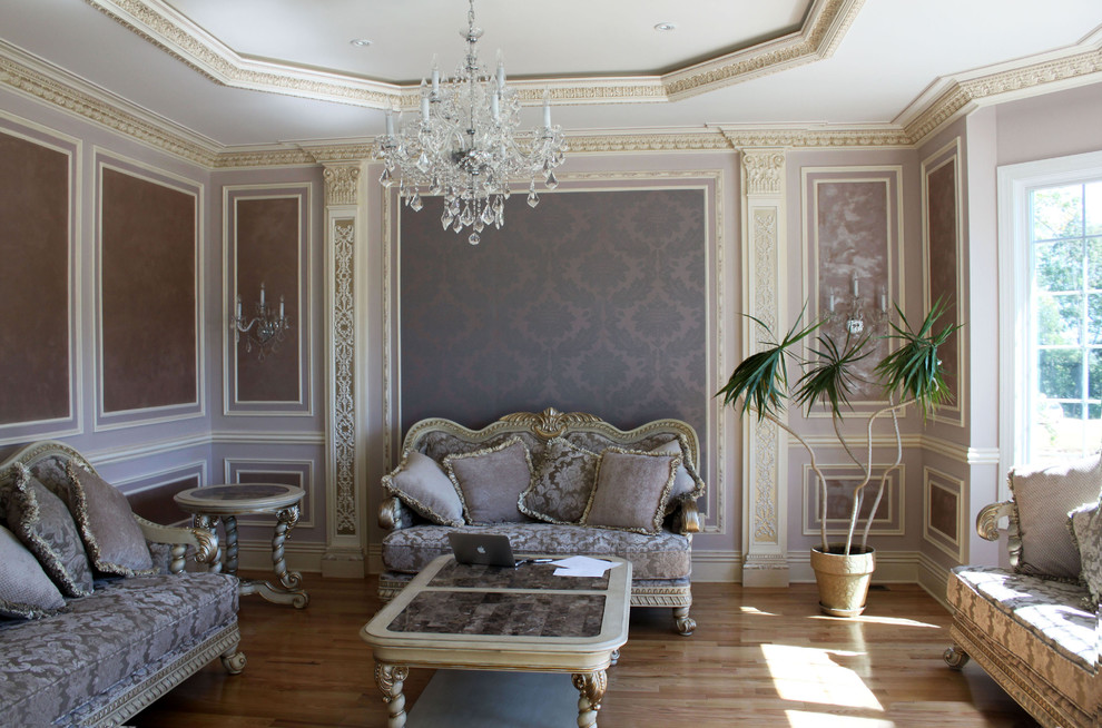 Mittelgroßes, Repräsentatives, Fernseherloses Klassisches Wohnzimmer mit lila Wandfarbe und hellem Holzboden in New York