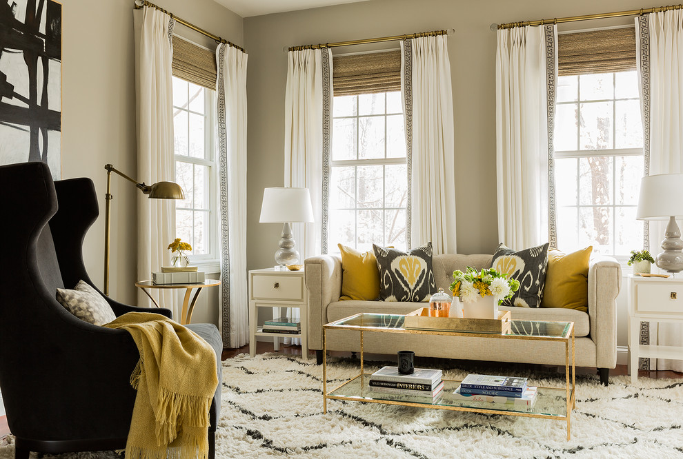 Idee per un soggiorno chic con pareti beige e pavimento marrone