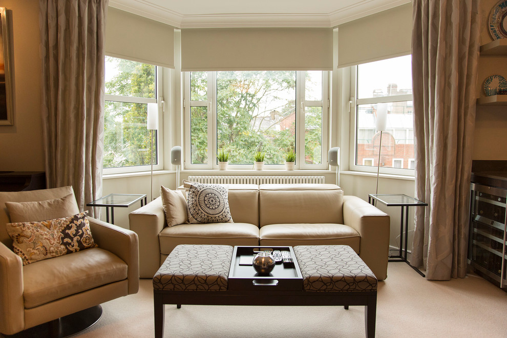Mittelgroßes, Offenes Modernes Wohnzimmer ohne Kamin mit beiger Wandfarbe und Teppichboden in London