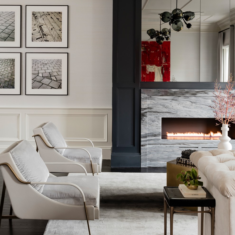 ボストンにあるラグジュアリーな広いトランジショナルスタイルのおしゃれなリビング (白い壁、濃色無垢フローリング、標準型暖炉、石材の暖炉まわり、内蔵型テレビ、茶色い床) の写真