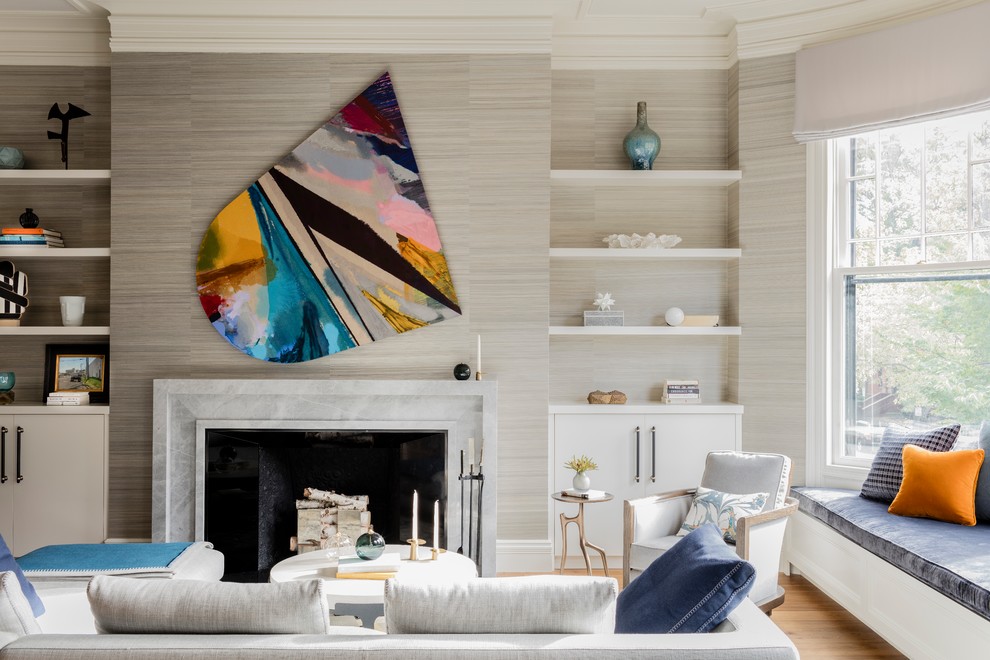 Mittelgroßes, Repräsentatives Modernes Wohnzimmer mit grauer Wandfarbe, braunem Holzboden, Kamin und Kaminumrandung aus Stein in Boston