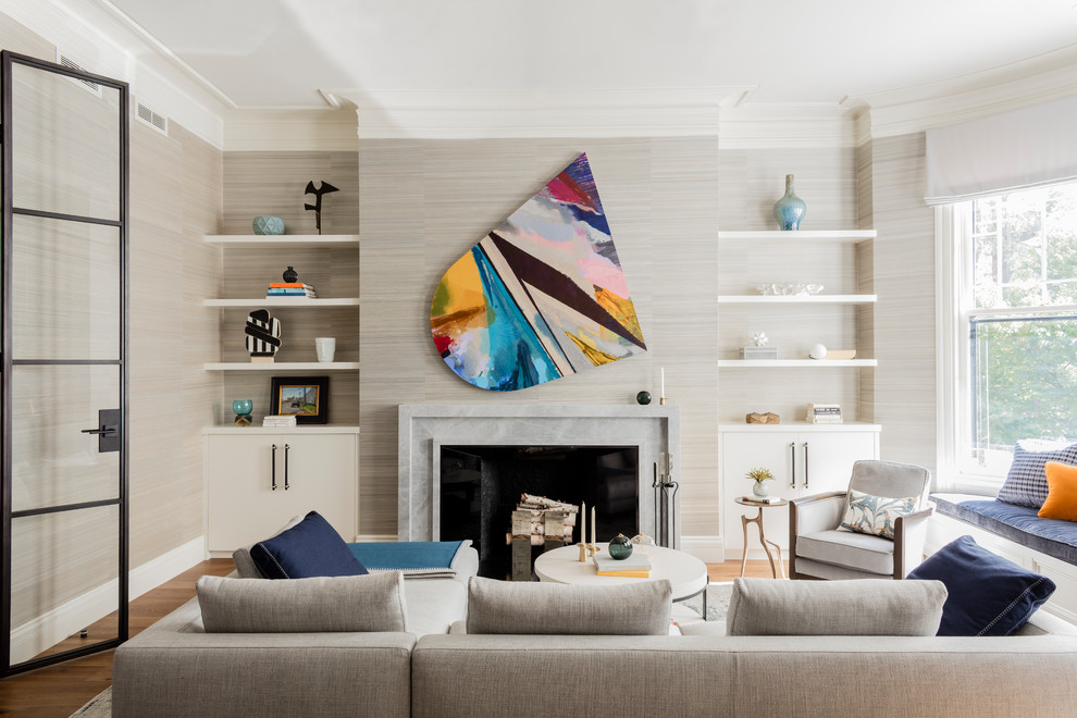 Großes, Repräsentatives, Abgetrenntes Modernes Wohnzimmer mit grauer Wandfarbe, braunem Holzboden, Kamin, Kaminumrandung aus Stein und braunem Boden in Boston