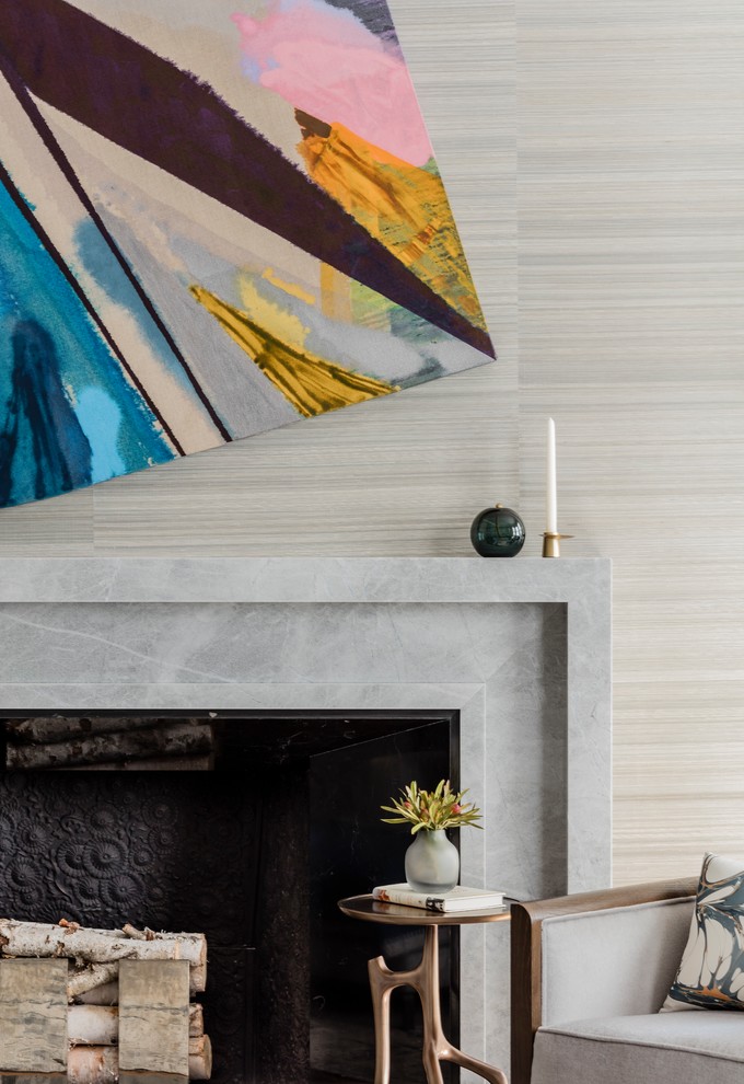 Mittelgroßes, Repräsentatives, Abgetrenntes Modernes Wohnzimmer mit grauer Wandfarbe, braunem Holzboden, Kamin, Kaminumrandung aus Stein und braunem Boden in Boston