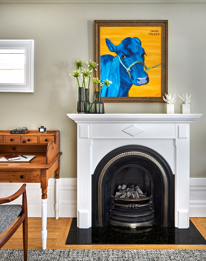 ローリーにある中くらいなトラディショナルスタイルのおしゃれな独立型リビング (ベージュの壁、竹フローリング、標準型暖炉、木材の暖炉まわり、テレビなし、黄色い床) の写真