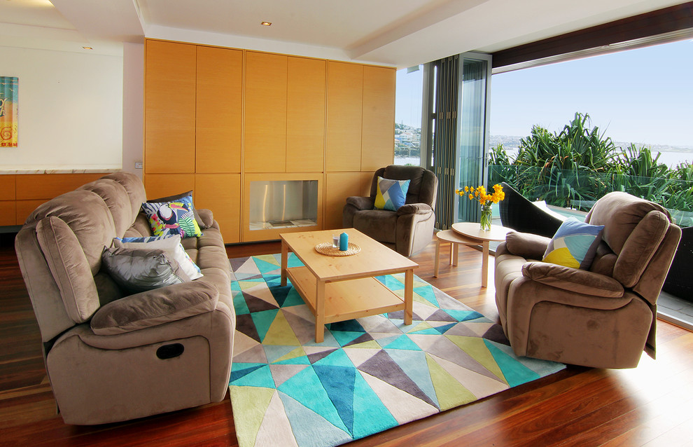 Repräsentatives Wohnzimmer mit weißer Wandfarbe, dunklem Holzboden, Kamin, Kaminumrandung aus Holz und braunem Boden in Sydney