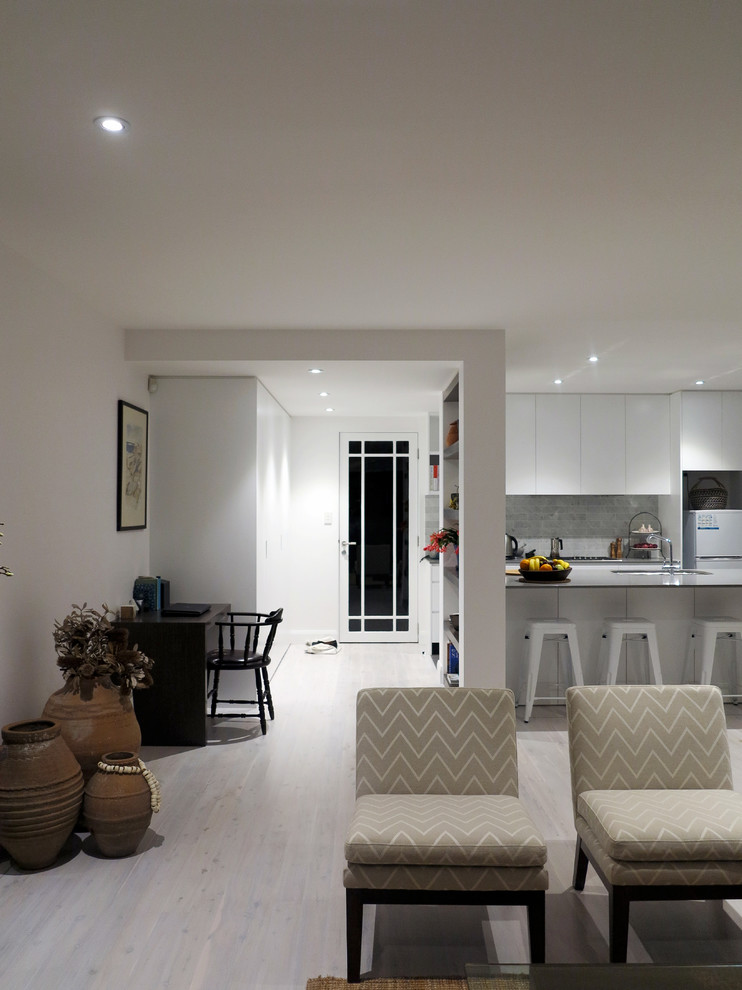 Mittelgroßes, Offenes Modernes Wohnzimmer mit weißer Wandfarbe und gebeiztem Holzboden in Sydney