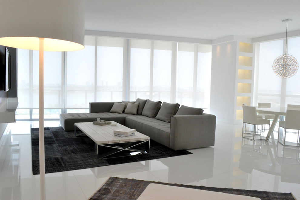 Foto di un soggiorno contemporaneo con pareti bianche, pavimento in gres porcellanato e parete attrezzata