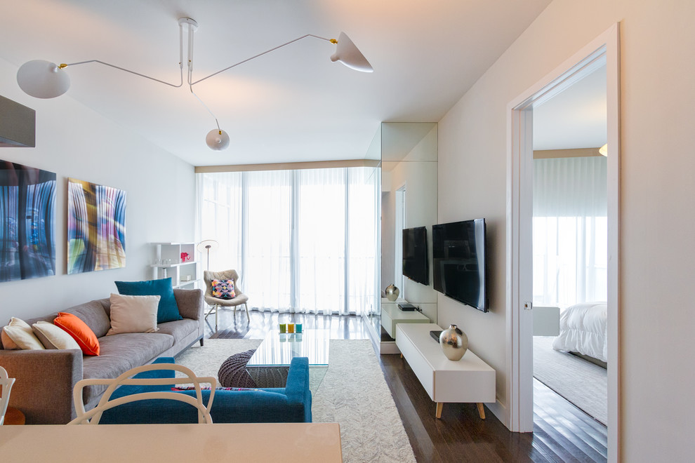 Идея дизайна: открытая гостиная комната среднего размера в стиле модернизм с белыми стенами, полом из линолеума, телевизором на стене и коричневым полом без камина