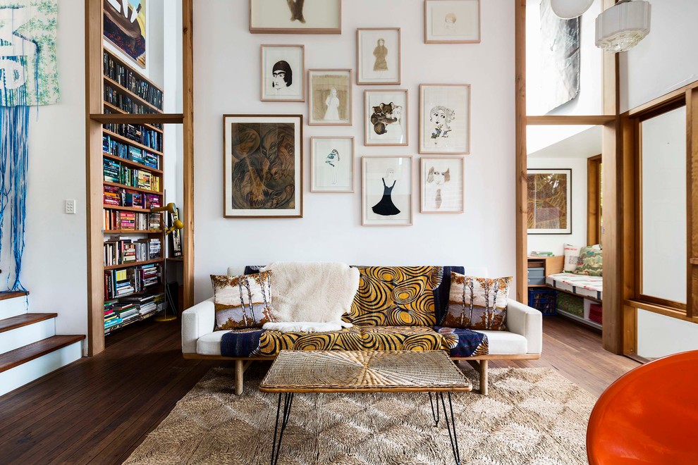 Repräsentatives Eklektisches Wohnzimmer mit weißer Wandfarbe und braunem Holzboden in Sydney