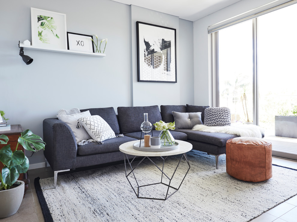 Пример оригинального дизайна: изолированная гостиная комната среднего размера в современном стиле с синими стенами, полом из керамической плитки и отдельно стоящим телевизором без камина