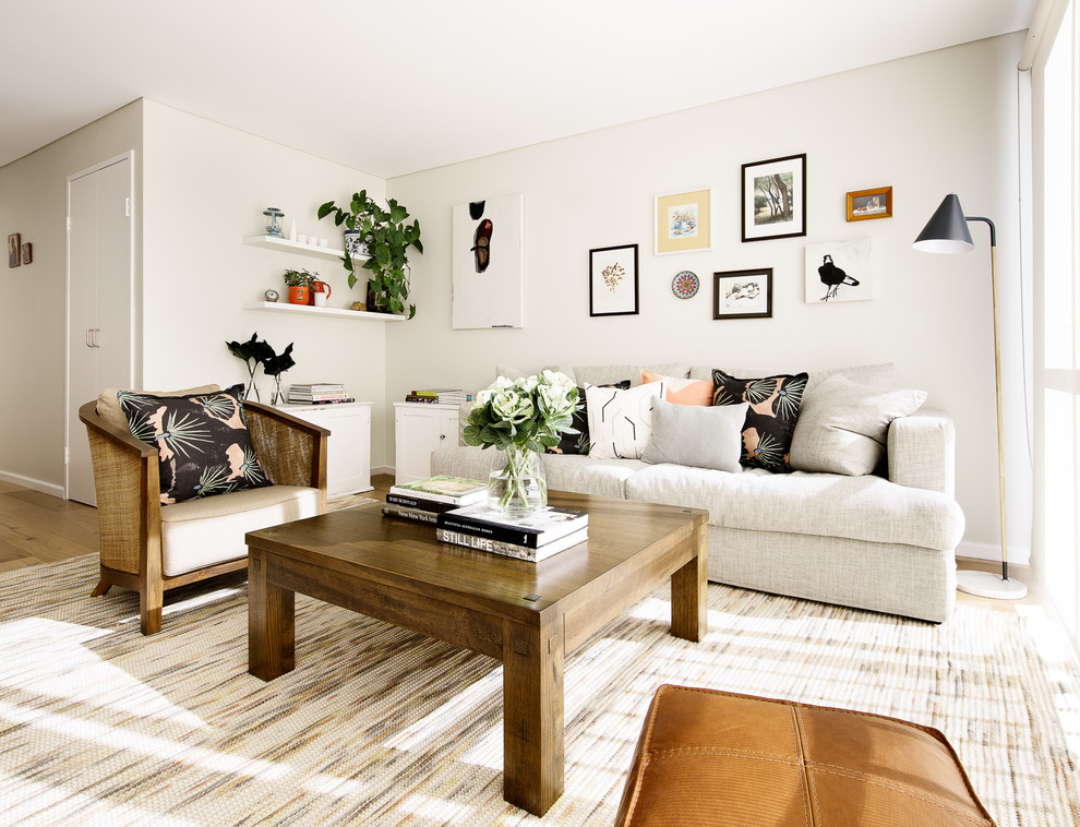 Стильный дизайн: изолированная гостиная комната среднего размера в скандинавском стиле с белыми стенами и отдельно стоящим телевизором - последний тренд