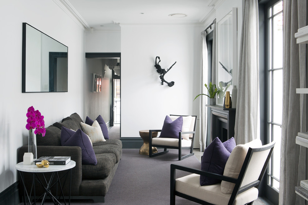 Пример оригинального дизайна: парадная гостиная комната в стиле неоклассика (современная классика) с белыми стенами, ковровым покрытием и стандартным камином