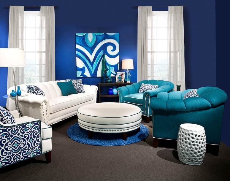 Foto di un piccolo soggiorno minimal chiuso con pareti blu, moquette e pavimento marrone