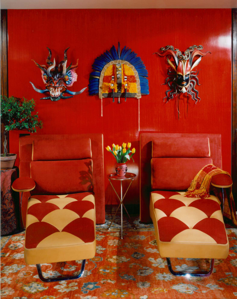 Idées déco pour un salon asiatique de taille moyenne et fermé avec un mur rouge.