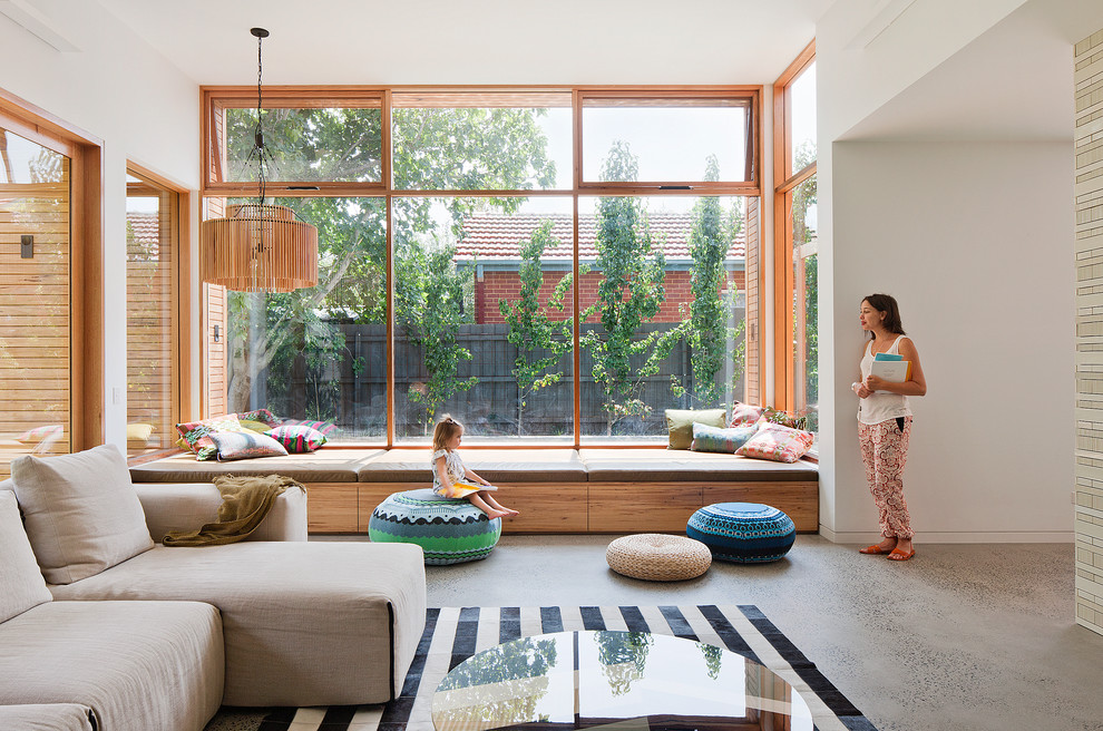Mittelgroßes, Offenes Modernes Wohnzimmer mit Betonboden und weißer Wandfarbe in Melbourne