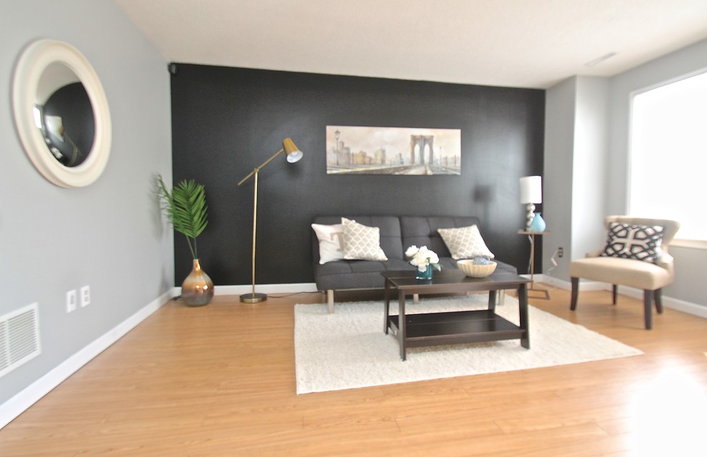 Diseño de salón para visitas cerrado minimalista de tamaño medio sin chimenea y televisor con paredes grises, suelo de madera clara y suelo beige