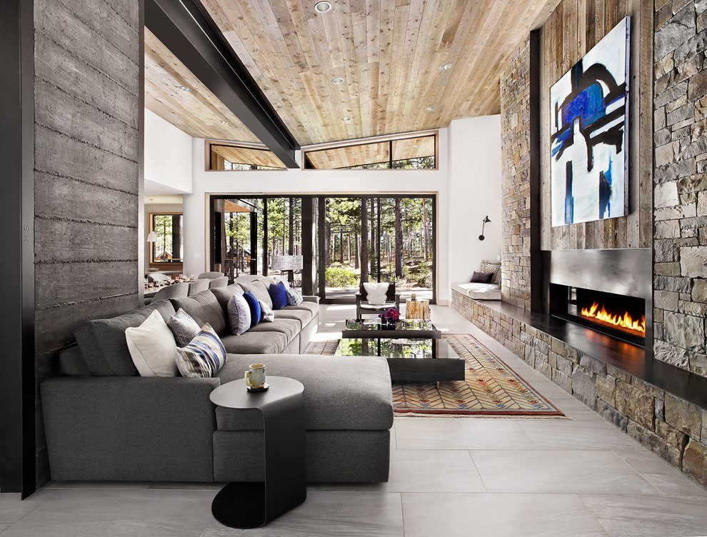 Стильный дизайн: открытая гостиная комната в современном стиле с серыми стенами, полом из керамогранита, горизонтальным камином и фасадом камина из металла - последний тренд