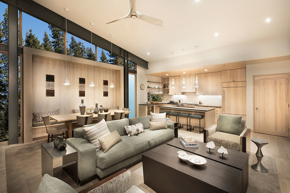 Esempio di un soggiorno design di medie dimensioni e aperto con pareti beige, pavimento in legno massello medio e pavimento marrone