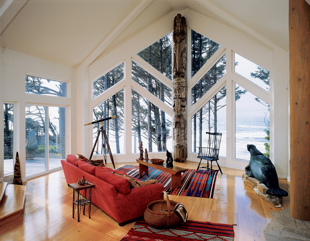 Großes, Fernseherloses, Offenes Mediterranes Wohnzimmer ohne Kamin mit weißer Wandfarbe und dunklem Holzboden in Seattle