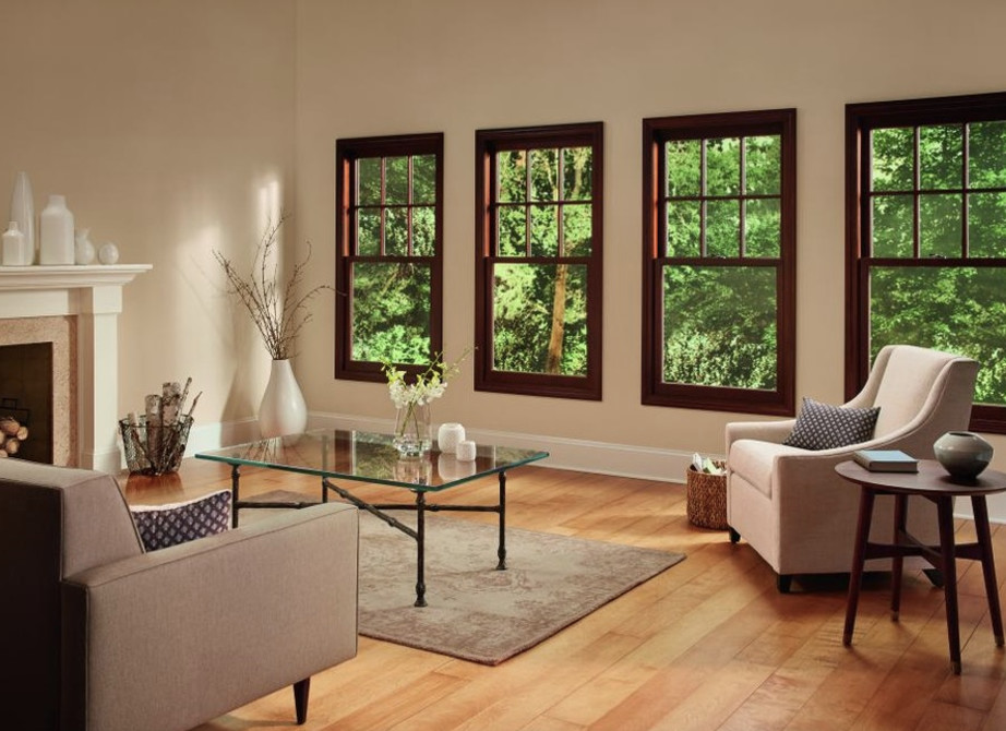 Exempel på ett mellanstort klassiskt allrum med öppen planlösning, med ett finrum, beige väggar, mellanmörkt trägolv, brunt golv och en spiselkrans i trä