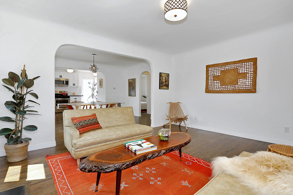 Eklektisches Wohnzimmer mit weißer Wandfarbe und dunklem Holzboden in Los Angeles