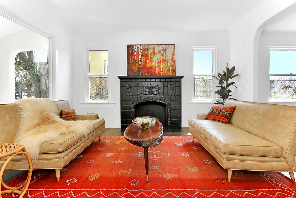 Eklektisches Wohnzimmer mit weißer Wandfarbe, Kamin und Kaminumrandung aus Backstein in Los Angeles