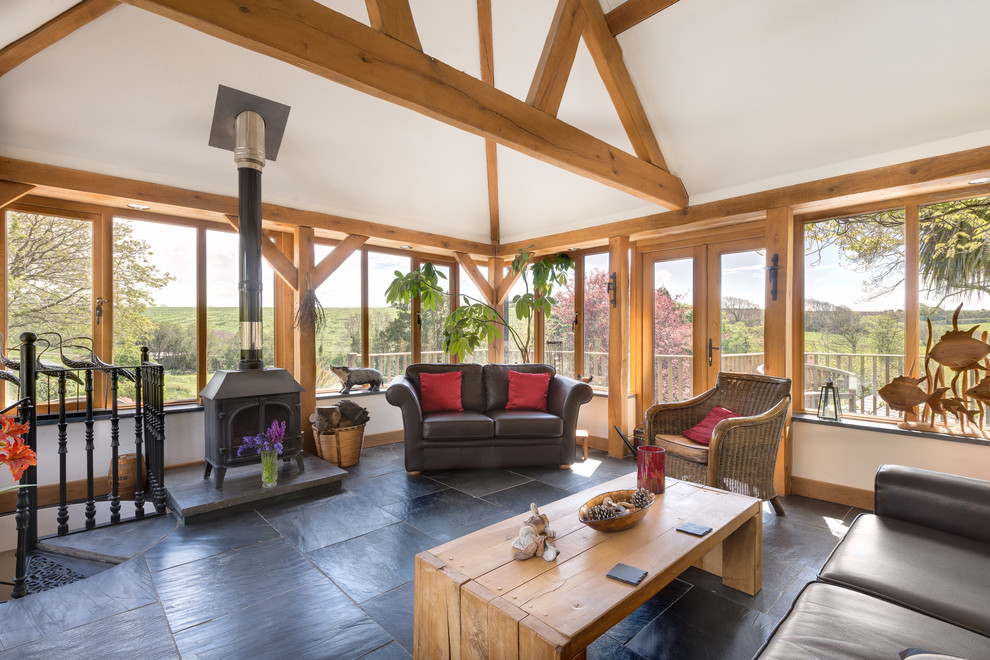 Mittelgroßes Landhausstil Wohnzimmer mit Schieferboden in Devon