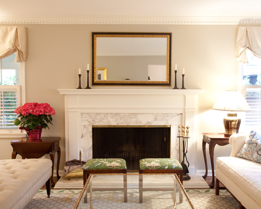 Idée de décoration pour un salon tradition avec une salle de réception, un mur beige, une cheminée standard et canapé noir.