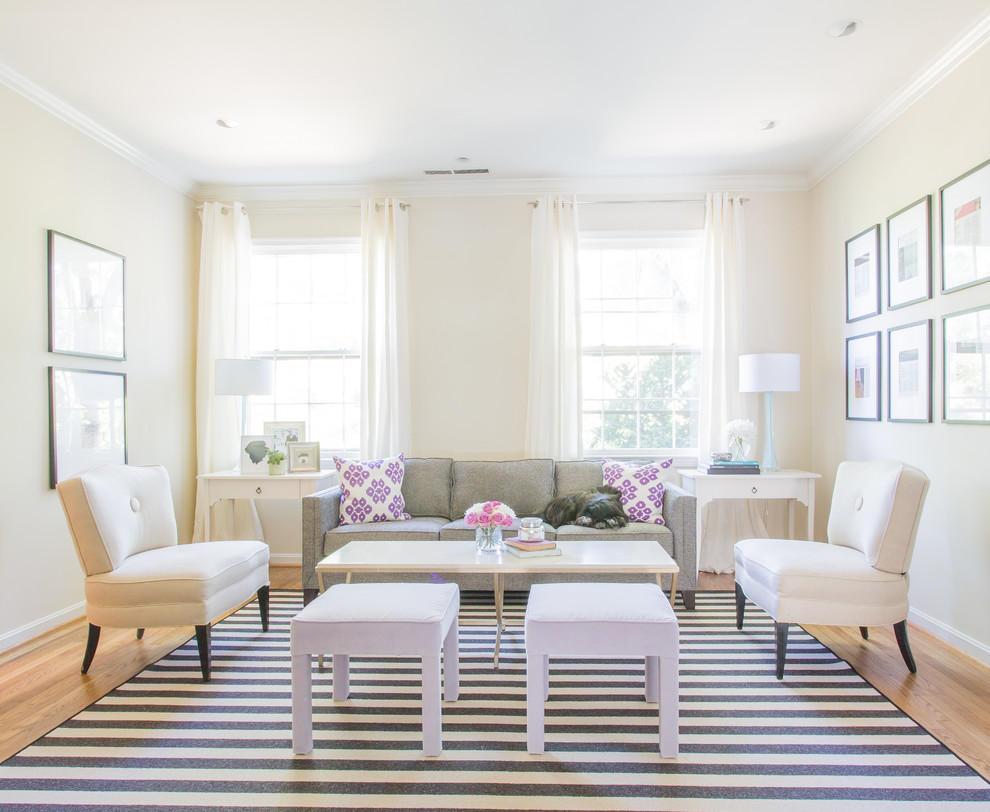 Esempio di un soggiorno chic di medie dimensioni e chiuso con pareti beige e parquet chiaro