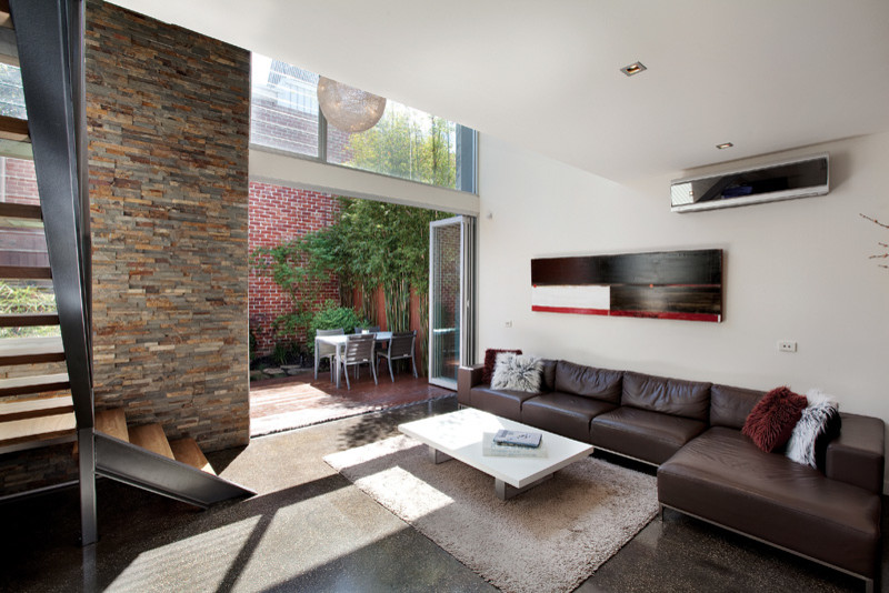 Ispirazione per un soggiorno design aperto con pareti bianche, pavimento in cemento, nessun camino e TV autoportante