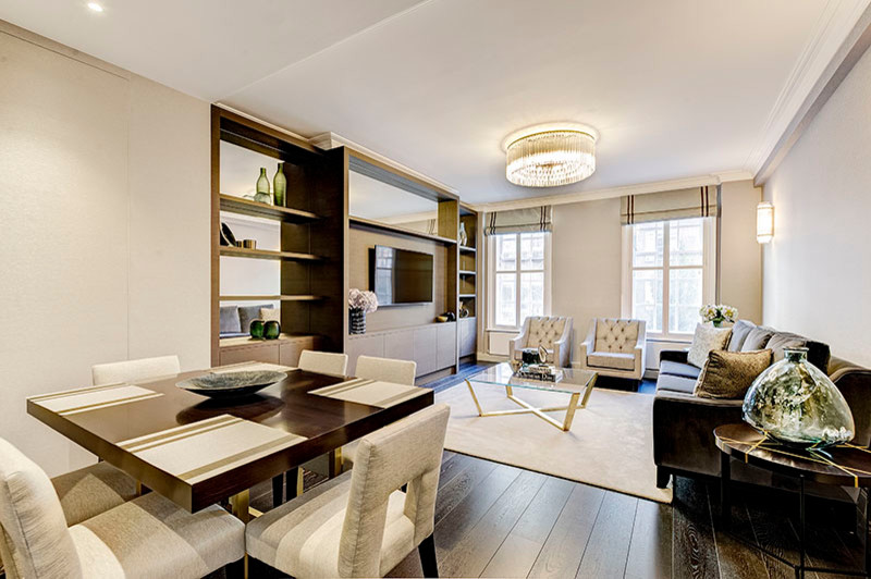 Идея дизайна: парадная гостиная комната среднего размера в современном стиле с серыми стенами, ковровым покрытием и мультимедийным центром