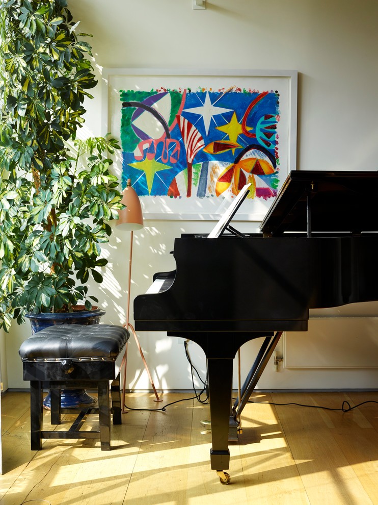 Foto de salón con rincón musical abierto bohemio grande con paredes blancas, suelo de madera en tonos medios y suelo marrón