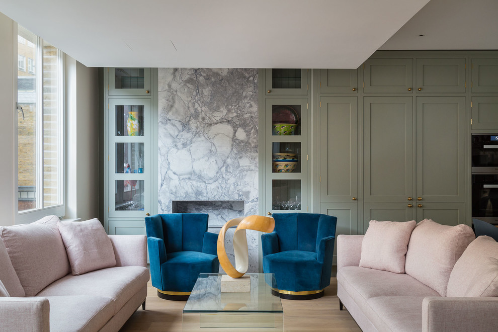 Repräsentatives, Fernseherloses, Offenes Klassisches Wohnzimmer mit hellem Holzboden, Gaskamin und Kaminumrandung aus Stein in London