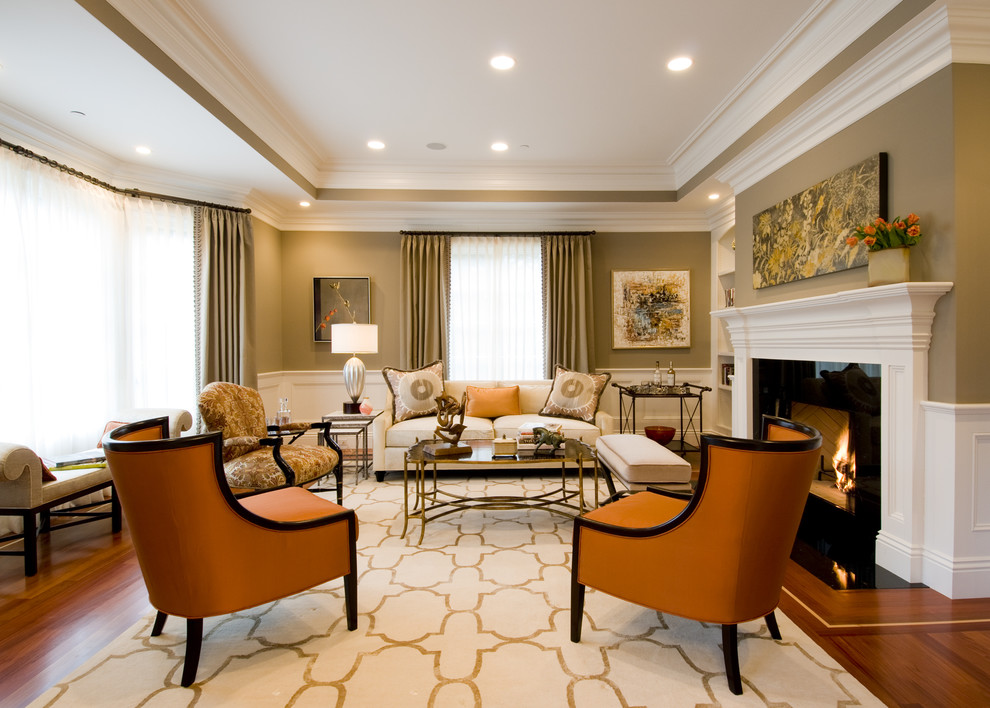 Esempio di un soggiorno tradizionale con sala formale, pareti beige e camino classico