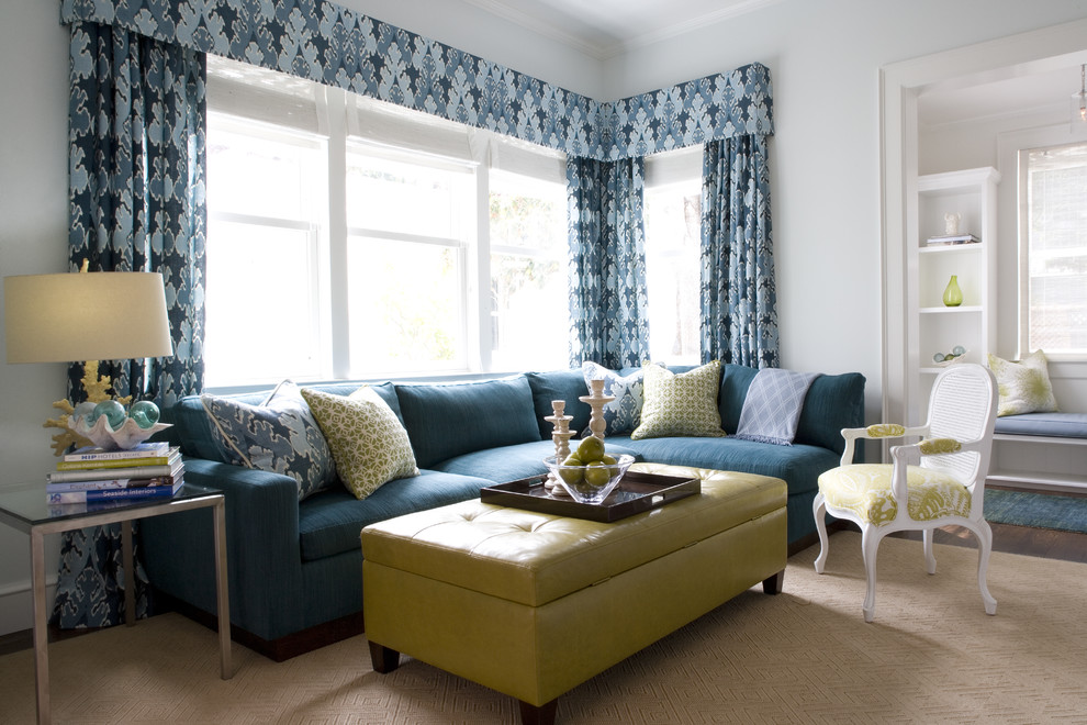 Idee per un soggiorno minimal con pareti blu e tappeto