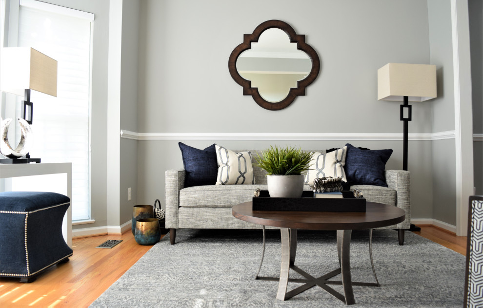 Imagen de salón para visitas cerrado minimalista de tamaño medio con paredes grises y suelo de madera clara