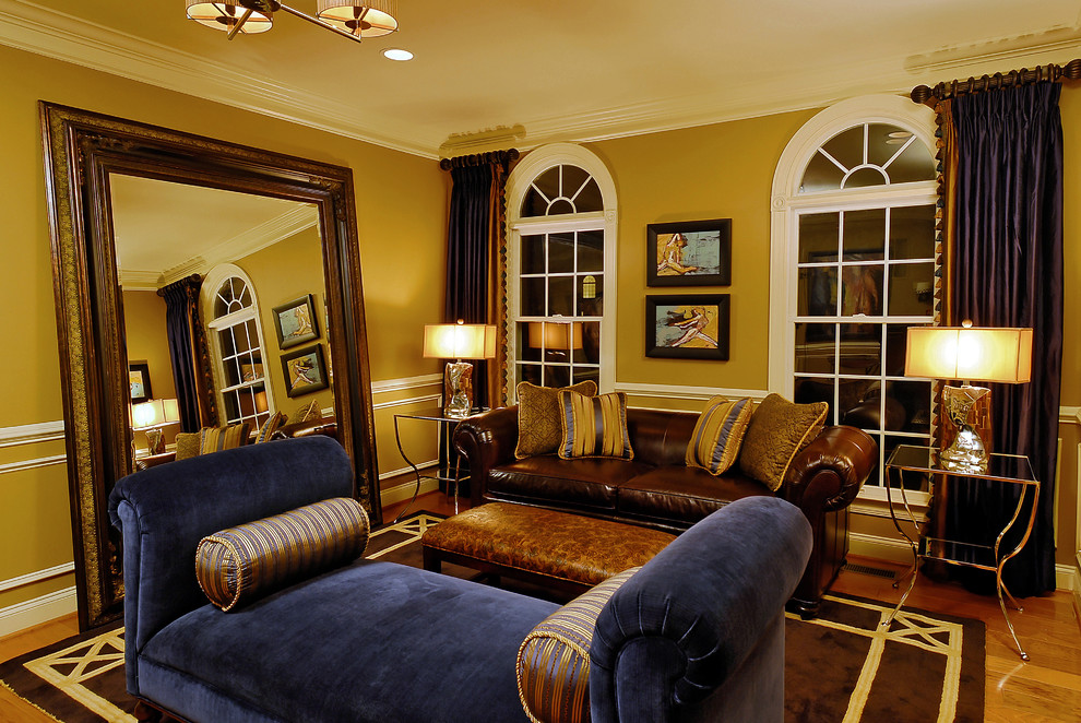 Imagen de salón tradicional con paredes amarillas y suelo de madera en tonos medios