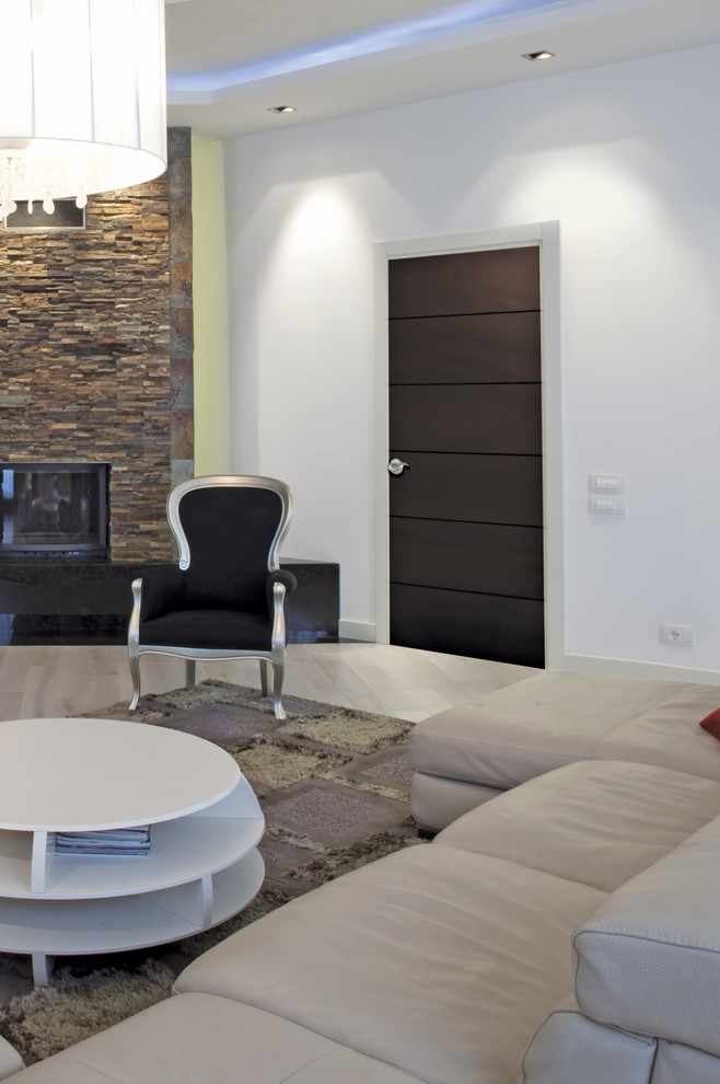 Esempio di un soggiorno minimalista di medie dimensioni e chiuso con sala formale, pareti bianche, parquet chiaro e TV autoportante