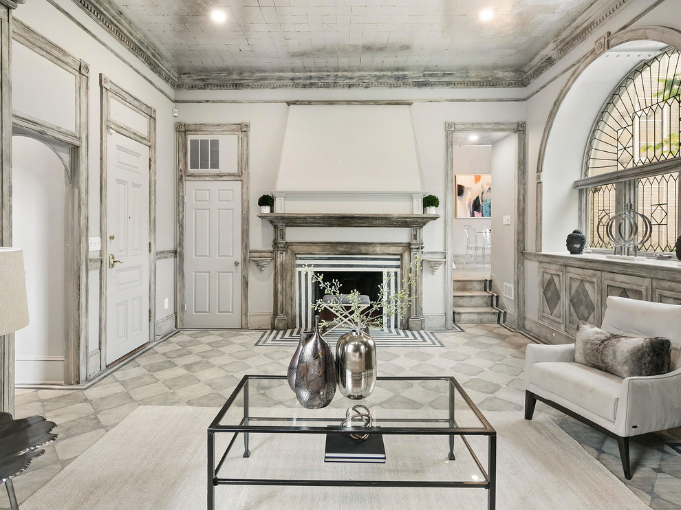 Abgetrenntes Shabby-Style Wohnzimmer mit beiger Wandfarbe, Kamin, gefliester Kaminumrandung und buntem Boden in Washington, D.C.