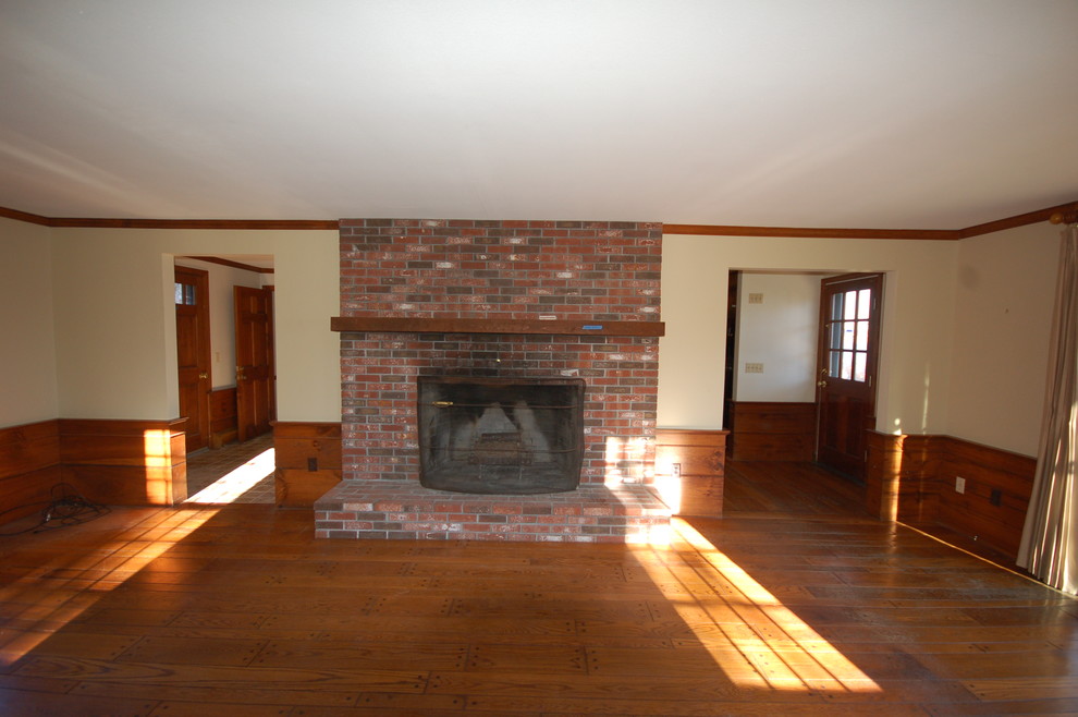 Ejemplo de salón tradicional con todas las chimeneas y marco de chimenea de ladrillo