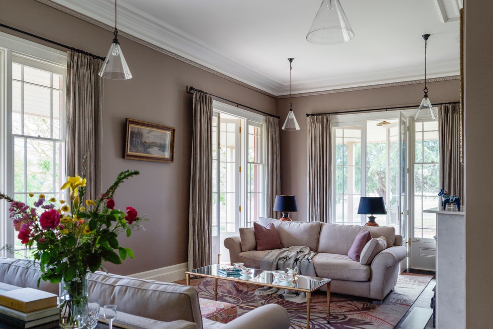 Großes, Repräsentatives, Abgetrenntes Country Wohnzimmer mit brauner Wandfarbe, Kamin, Kaminumrandung aus Stein und braunem Holzboden in Sydney